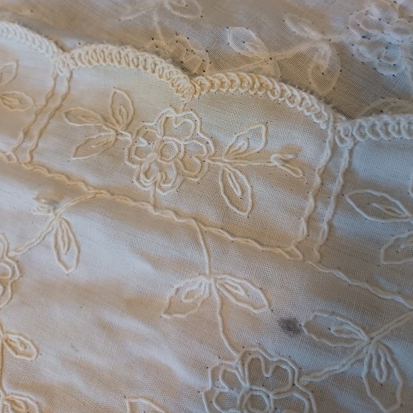 Two Vintage Embroidered Table Runners. One 4' 10" x 12" & One 3' 5" x 12" - Picture 4 of 13